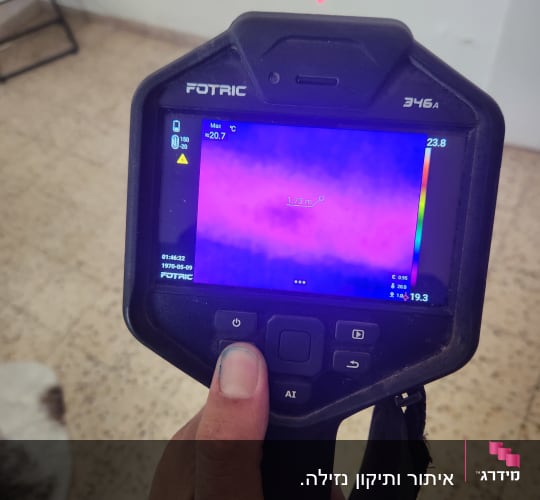 מצלמה תרמית מציגה תמונה עם נתוני טמפרטורה